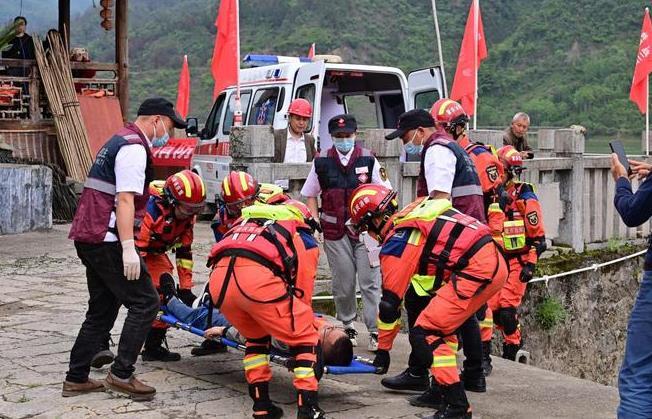 悲?。V西14人超載車輛翻下懸崖，11人遇難，現(xiàn)場驚現(xiàn)境外偷渡人員