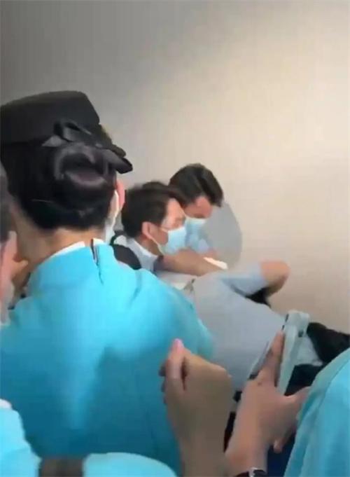 廈門航空乘務(wù)員被飛行員現(xiàn)行偷拍女廁所事件曝光，客服表示正在核實(shí)