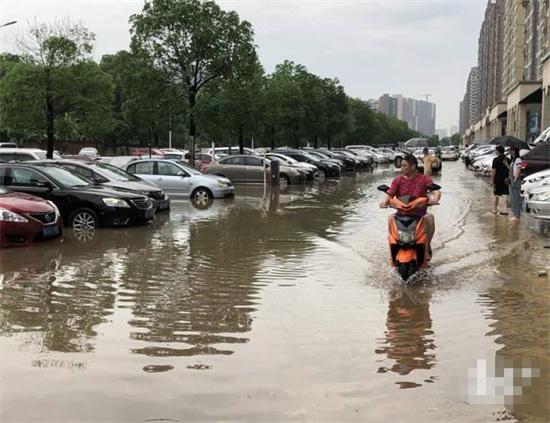 驚險(xiǎn)！東莞暴雨中外賣(mài)小哥摔倒被水沖走，眾人合力營(yíng)救引發(fā)熱議