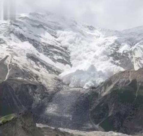 壯麗景象！游客在新疆旅游目睹雪崩，驚聲尖叫