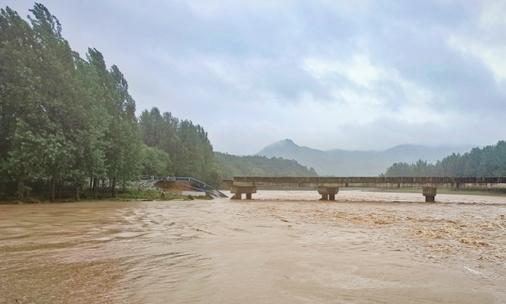 河南確山雞山大橋事故：車輛被洪水沖走，1人獲救4人失聯(lián)