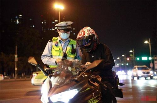 北京高溫天氣下，“飆車炸街”行為受到整治