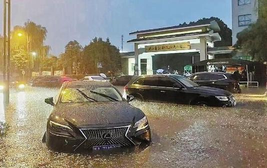 杭州暴雨：短時(shí)暴雨致多處道路積水，雨水倒灌車輛被淹