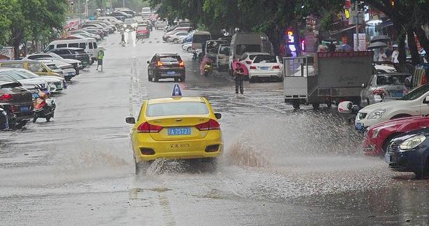 重慶遭遇強降雨，市民共渡雨水難關(guān)，交通受阻局部地區(qū)面臨地質(zhì)災害風險