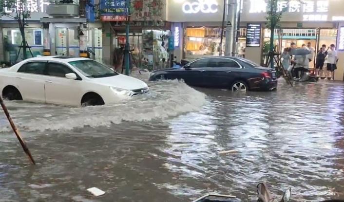 上海特大暴雨下的罕見景象：高架橋成為“高架河”車流奇觀