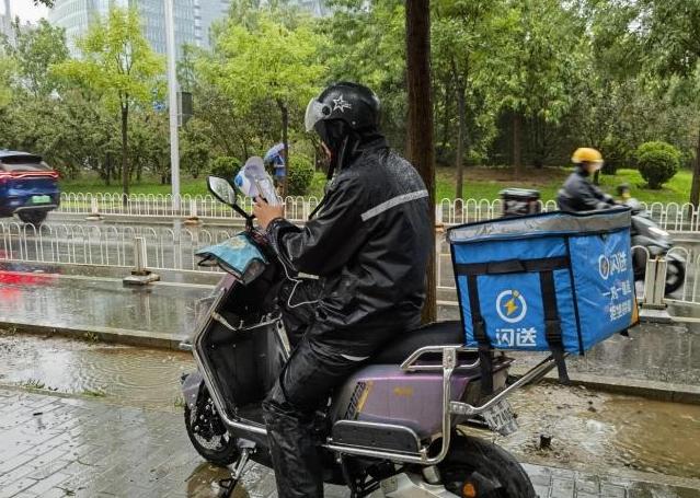 臺風(fēng)“杜蘇芮”襲擊北京，特大暴雨引發(fā)水患，陸軍直升機緊急空投救援物資