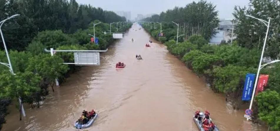 涿州救援見聞：“從未想過(guò)，有一天會(huì)在這條路上坐船”