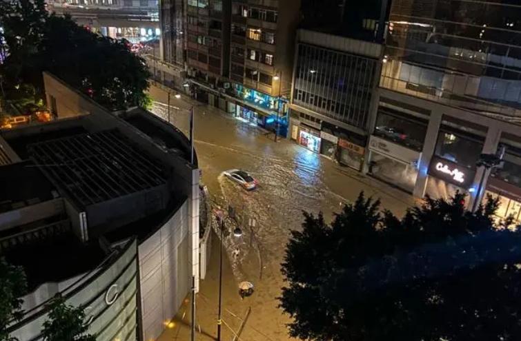 香港海葵殘余暴雨席卷，市民堅(jiān)韌抗洪