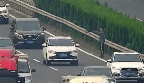 小伙被父母遺忘高速 車道攔車求助 多虧交警的接入