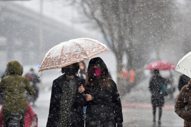 河南把雷電雨雪冰粒冰針配齊了 冬季體驗(yàn)感直接拉滿！