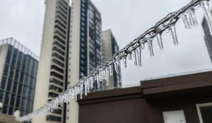 冰雨之美：中國(guó)多地迎來(lái)罕見(jiàn)的“雨凇”奇觀(guān)