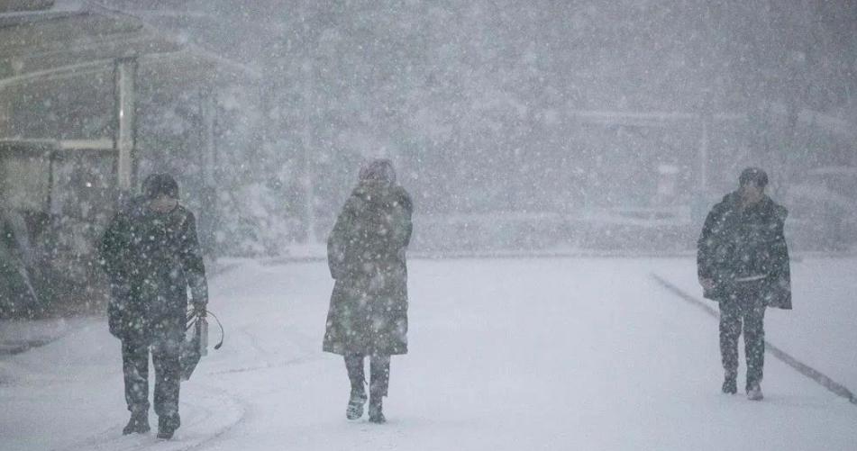 中央氣象臺(tái)發(fā)布多地天氣預(yù)警，凍雨和暴雪齊襲，年底雨雪持續(xù)關(guān)注