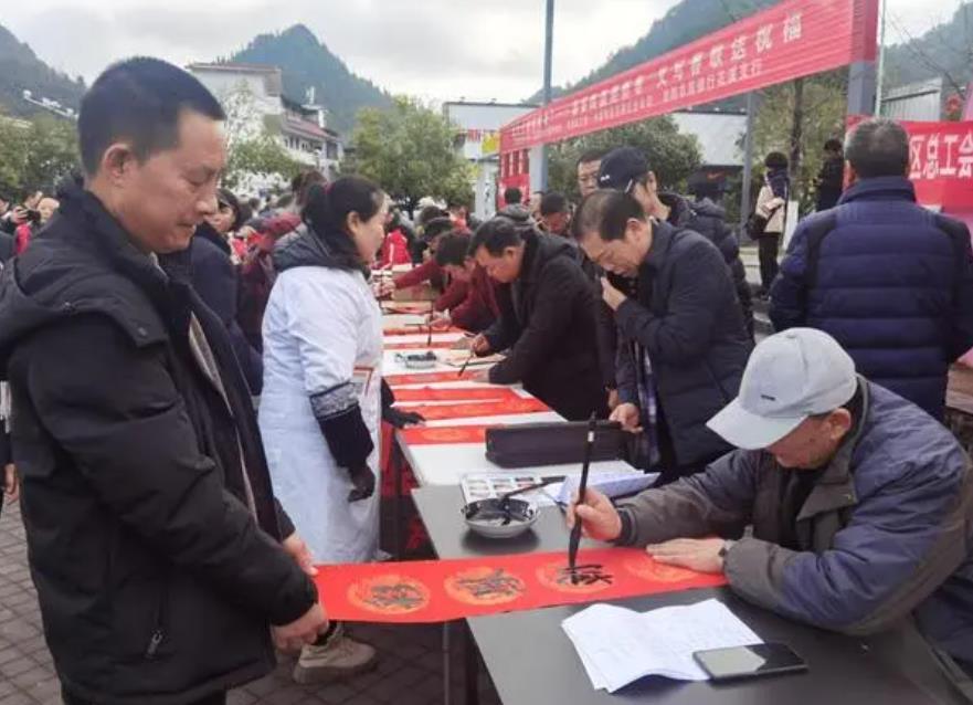 用筆墨書香送祝福，共建愛滿社區(qū)福滿家