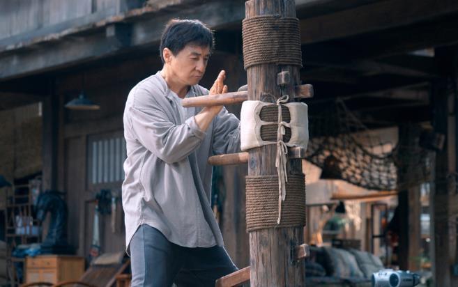 成龍69歲春晚展拳，氣貫長虹揮灑中華力量