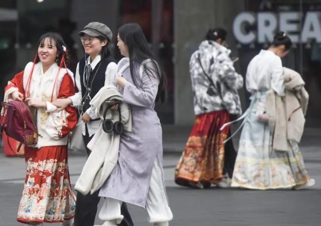 400名大學生回曹縣小鎮(zhèn)賣馬面裙，有的店一天賣2000件